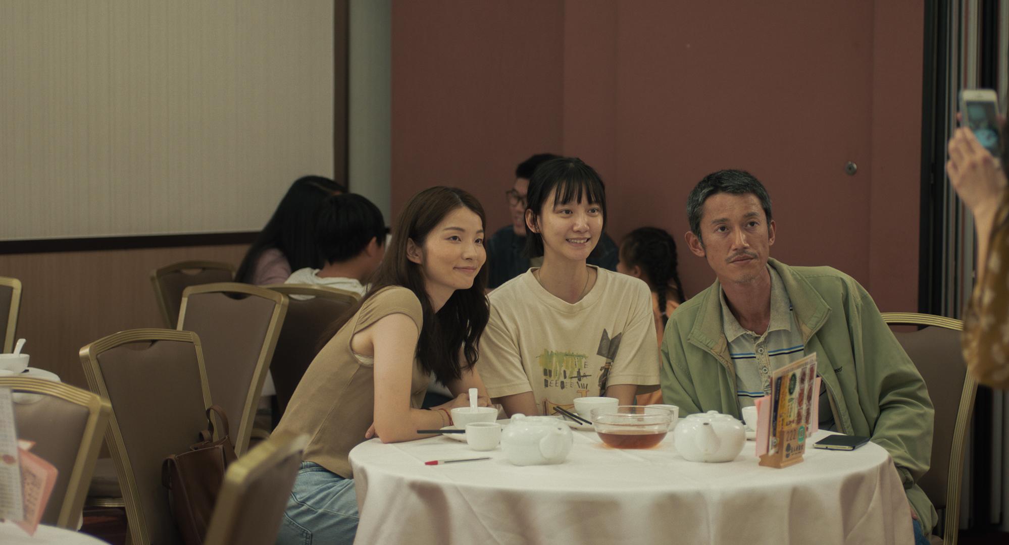 吳慷仁演的父親出獄後與一對女兒重聚。(《但願人長久》劇照)