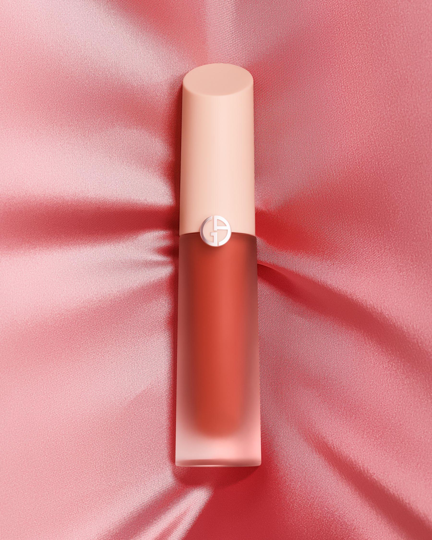 高訂裸粉系列將原有的紅色瓶蓋換上裸粉色,傾斜型瓶蓋同樣採用以100%回收材料製成,與啞光透明磨砂管互相映襯,予人溫柔優雅的感覺。