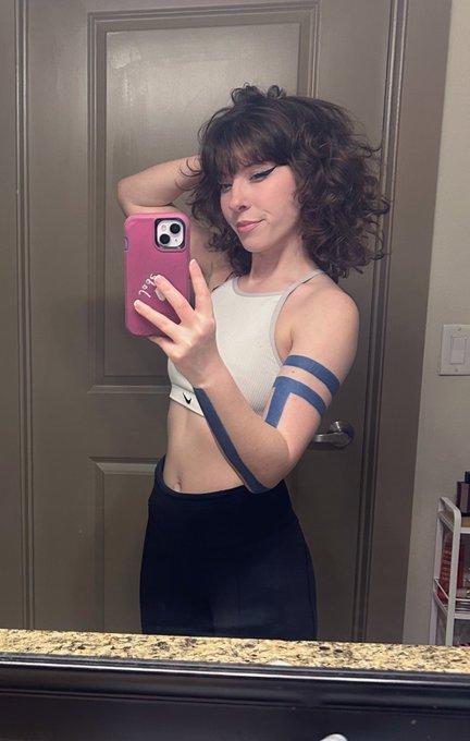 脫下動物頭套的潔德也常在Instagram發布一些和男友的生活日常,擁有至少4.5萬名粉絲。(圖/翻攝自Instagram@jadethefur)