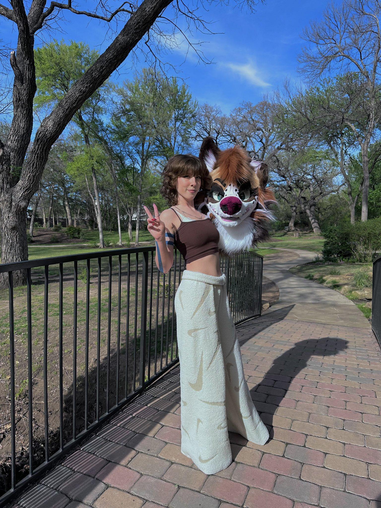 脫下動物頭套的潔德也常在Instagram發布一些和男友的生活日常,擁有至少4.5萬名粉絲。(圖/翻攝自Instagram@jadethefur)