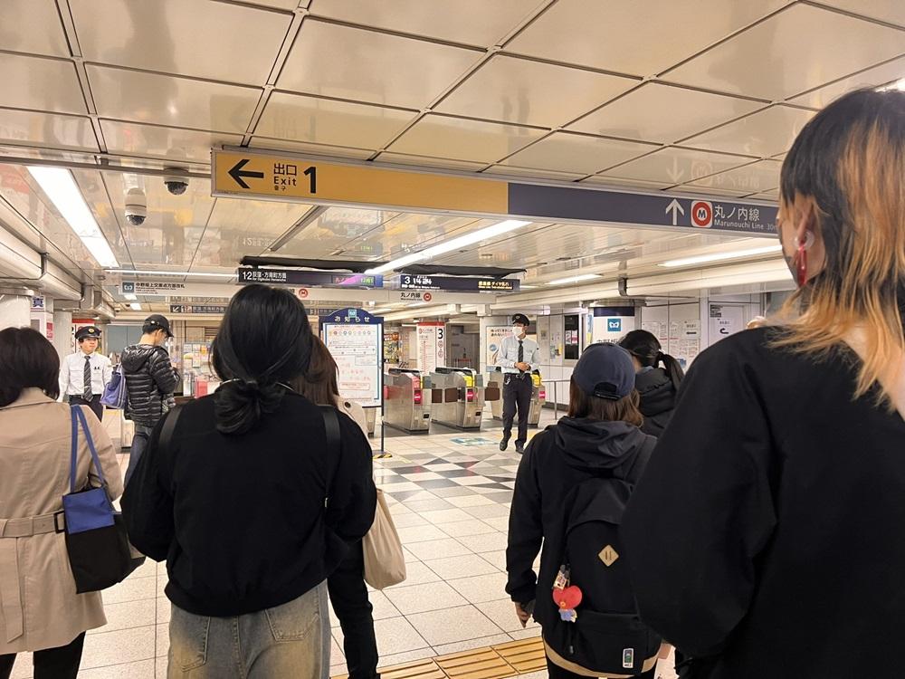 東京地鐵停電,車站暫停乘客入閘。(X)