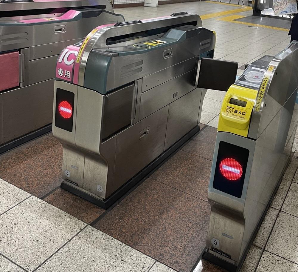 東京地鐵在停電期間停止乘客入閘。(X)