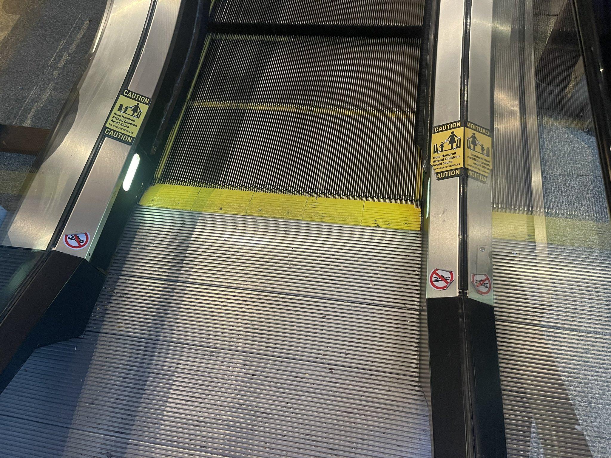 網民指「The Land Pavilion」建築物內,扶手電梯旁貼上相關的禁止圖樣標示。(X)