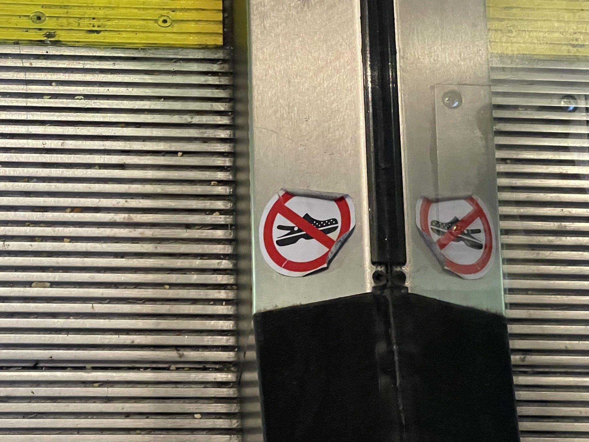 網民指「The Land Pavilion」建築物內,扶手電梯旁貼上相關的禁止圖樣標示。(X)