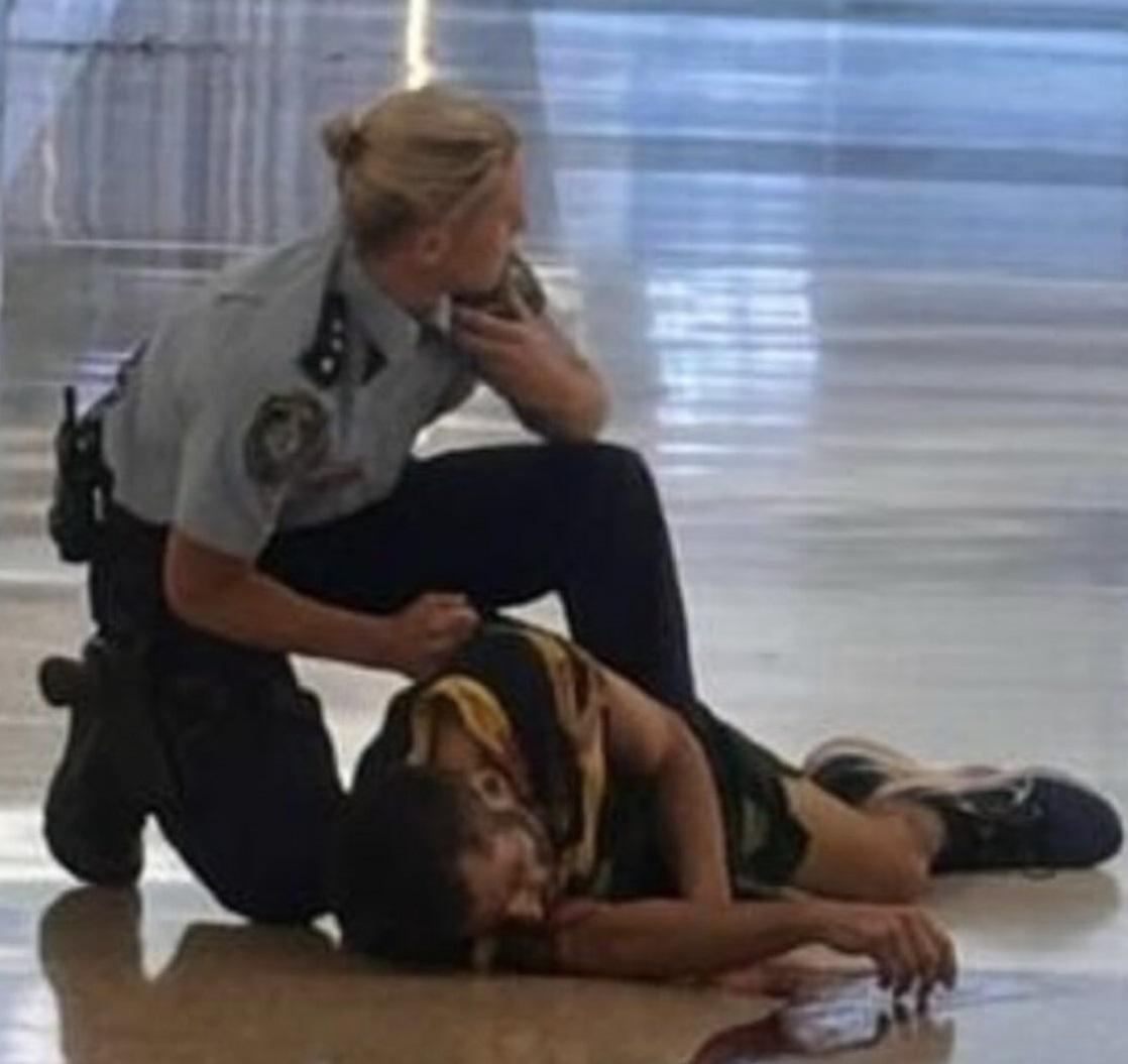 兇手被到場的女警射中後倒地。(X)