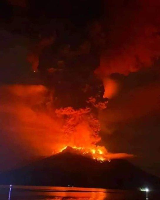 印尼火山再爆發,3級警報提升至2級,甚至下起火山灰雨(網上圖片)