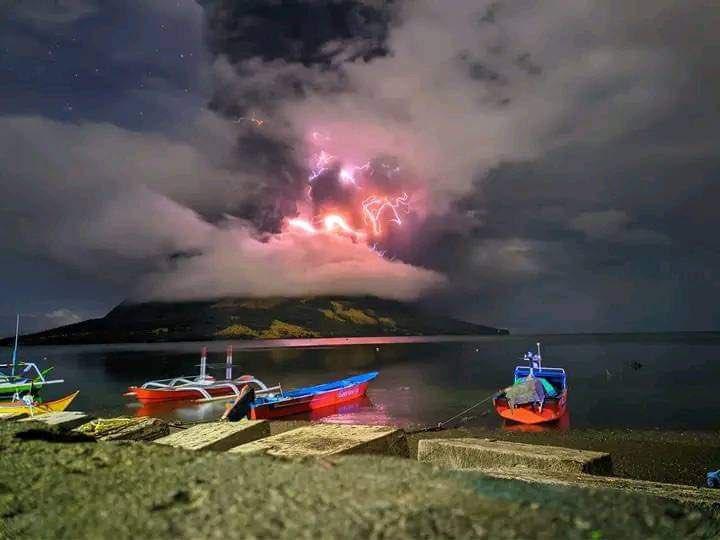 印尼火山再爆發,3級警報提升至2級,甚至下起火山灰雨(網上圖片)