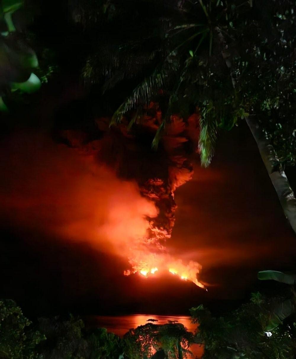 印尼火山再爆發,3級警報提升至2級,甚至下起火山灰雨(網上圖片)