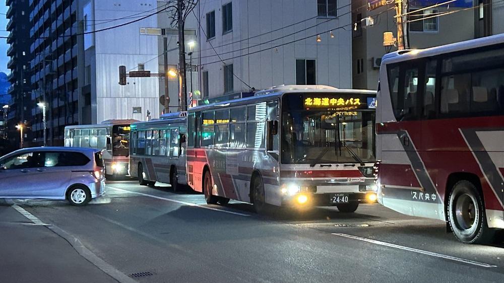 札幌地鐵改派接駁巴士載客。(X)