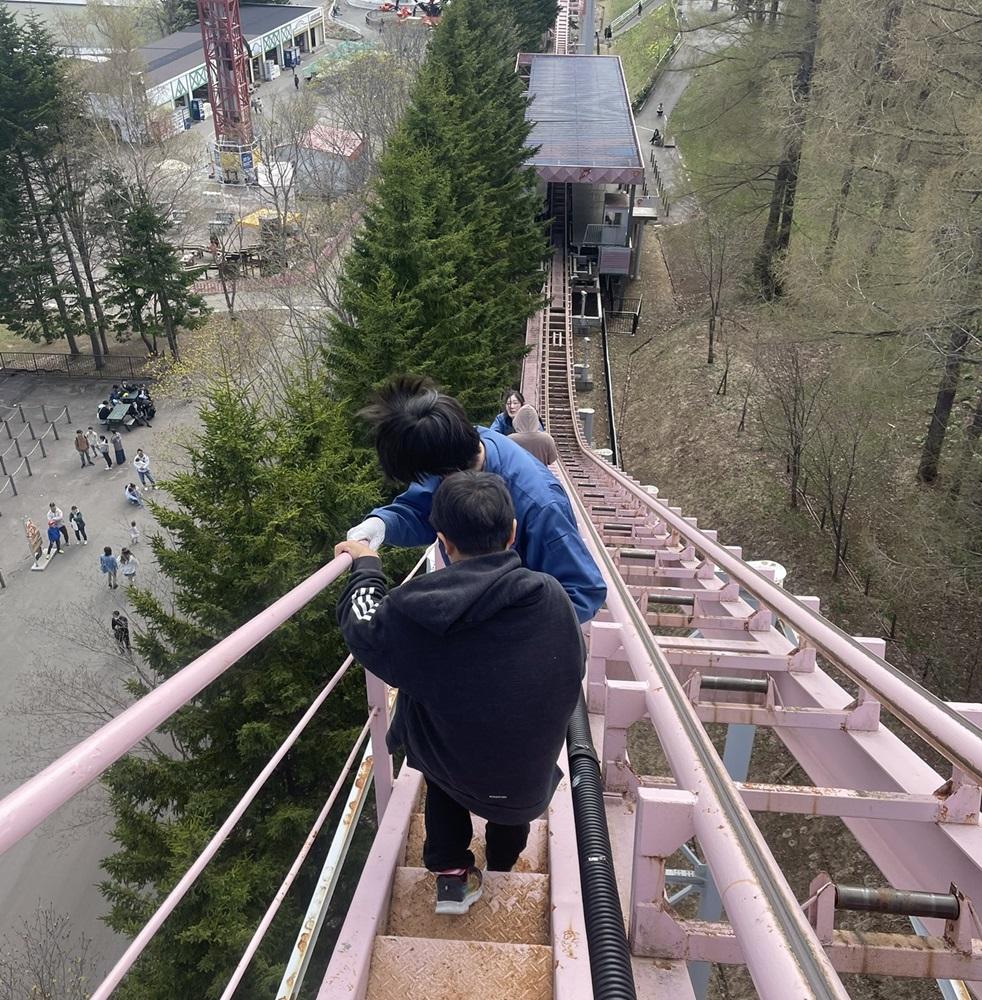 被困的小童在職員協助帶回地面。(X)