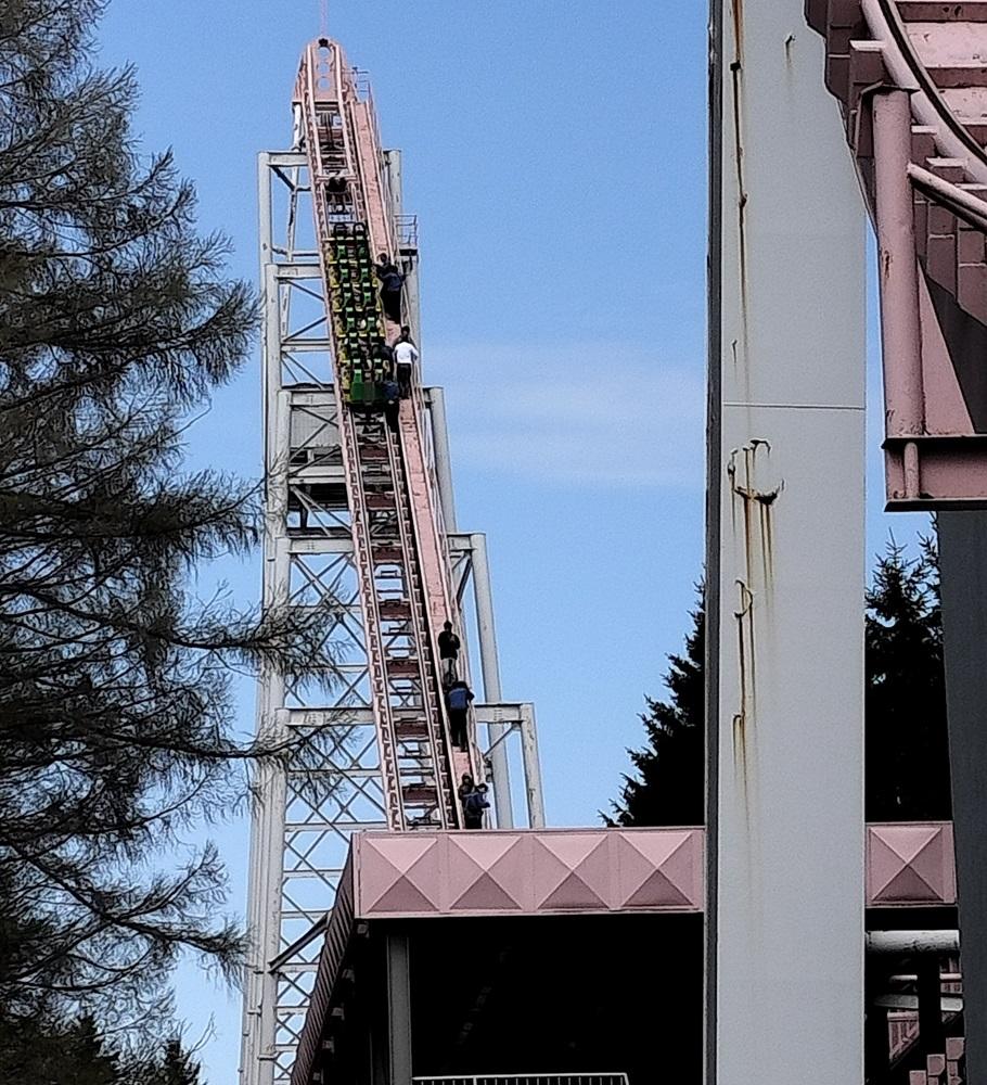 過山車在斜道高處煞停。(X)