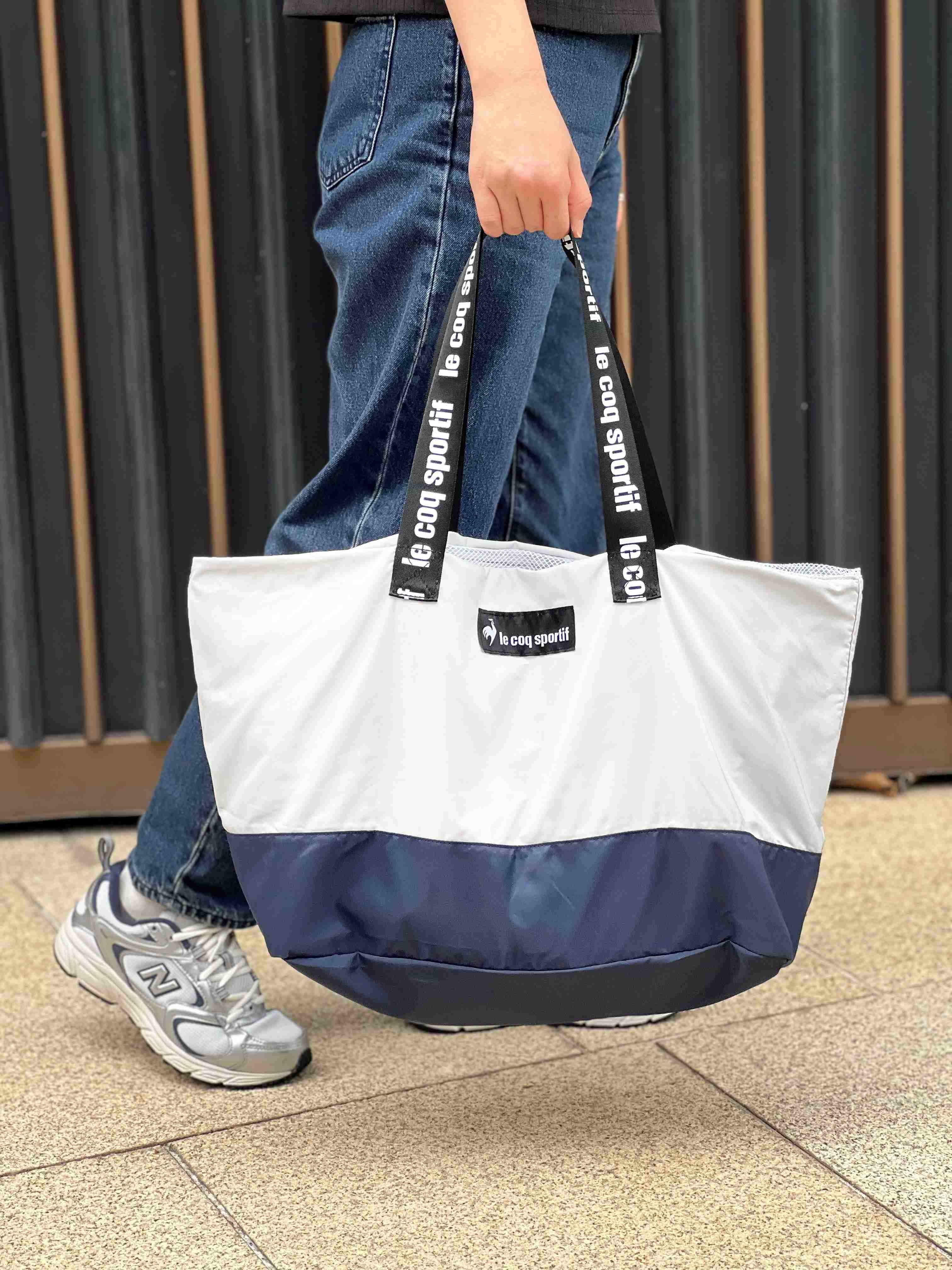 店內購物兩件指定產品滿$1,300,即送您le coq sportif 索繩購物袋