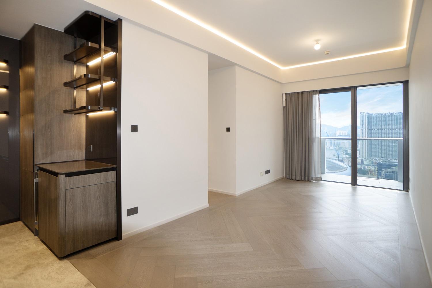 THE HENLEY第1座36樓A室現樓示位,大廳空間闊落,配備長逾16米的向海落地玻璃窗。