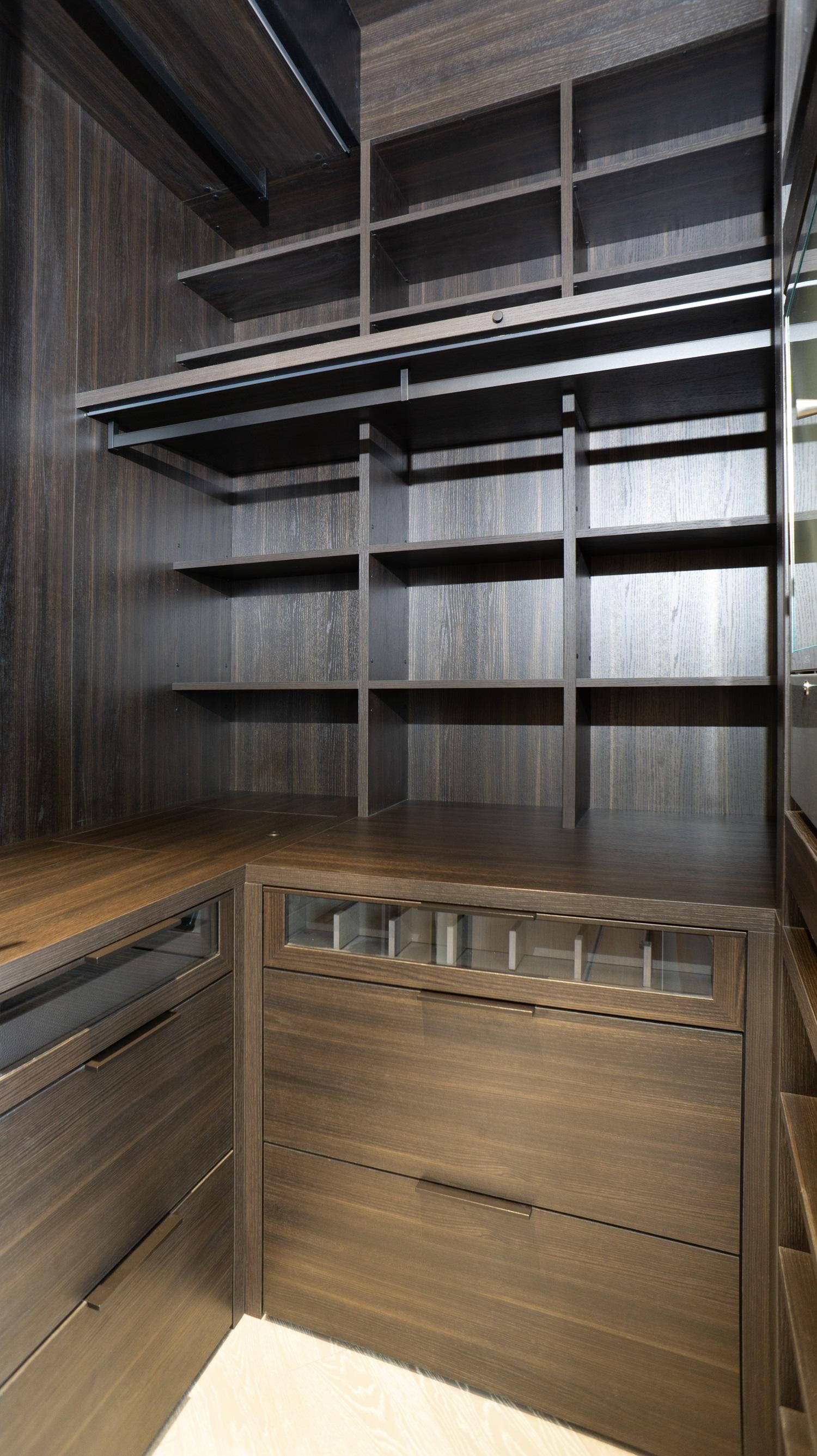 主人套房內配備意大利LEMA多功能衣帽間。