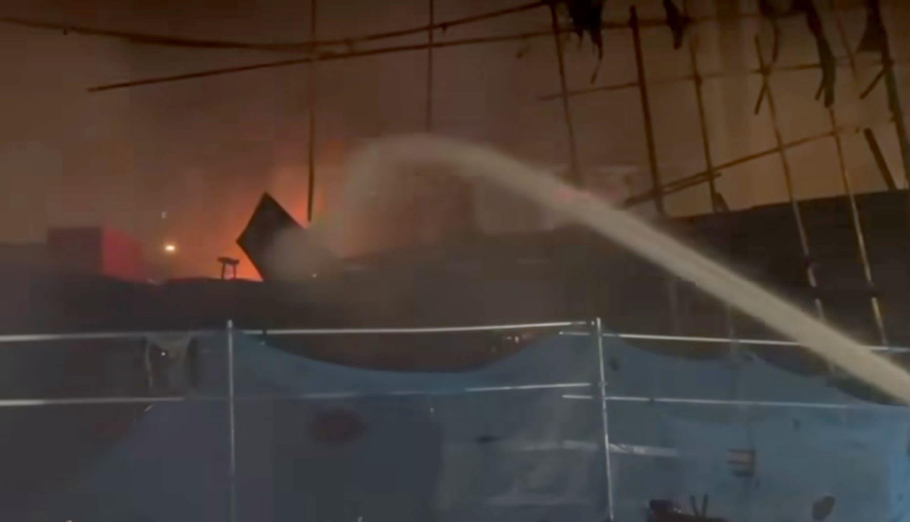 洪水橋地盤大火晚上升為四級。(消防處FB影片截圖)