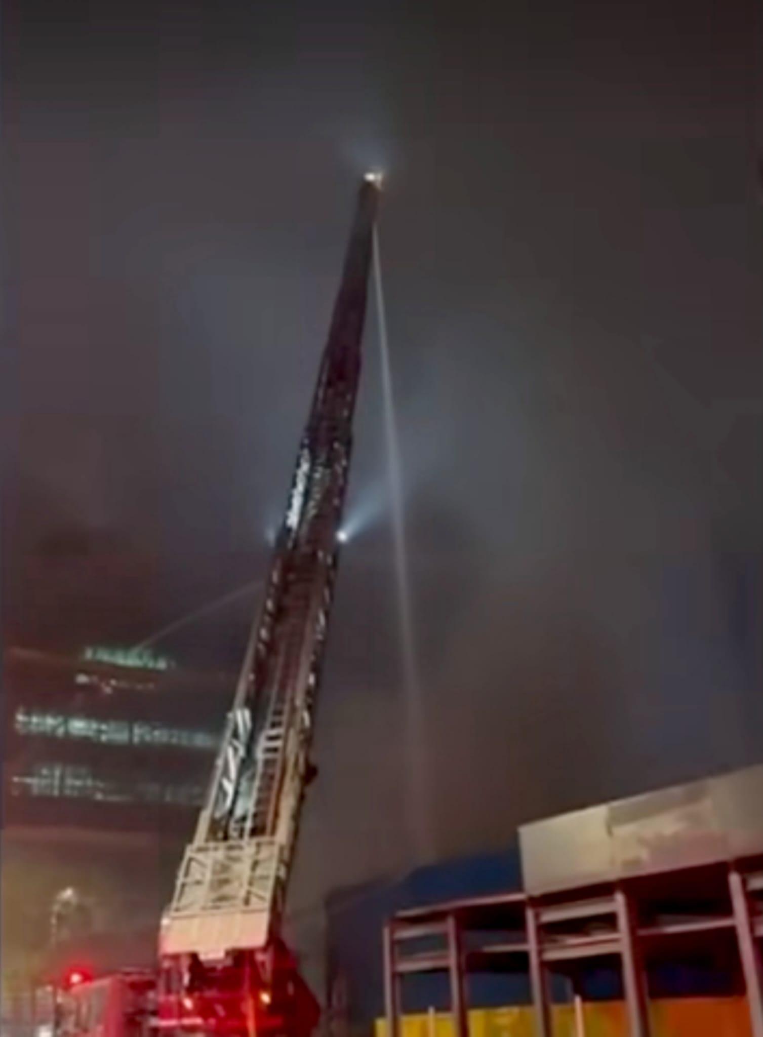 洪水橋地盤大火晚上升為四級。(消防處FB影片截圖)