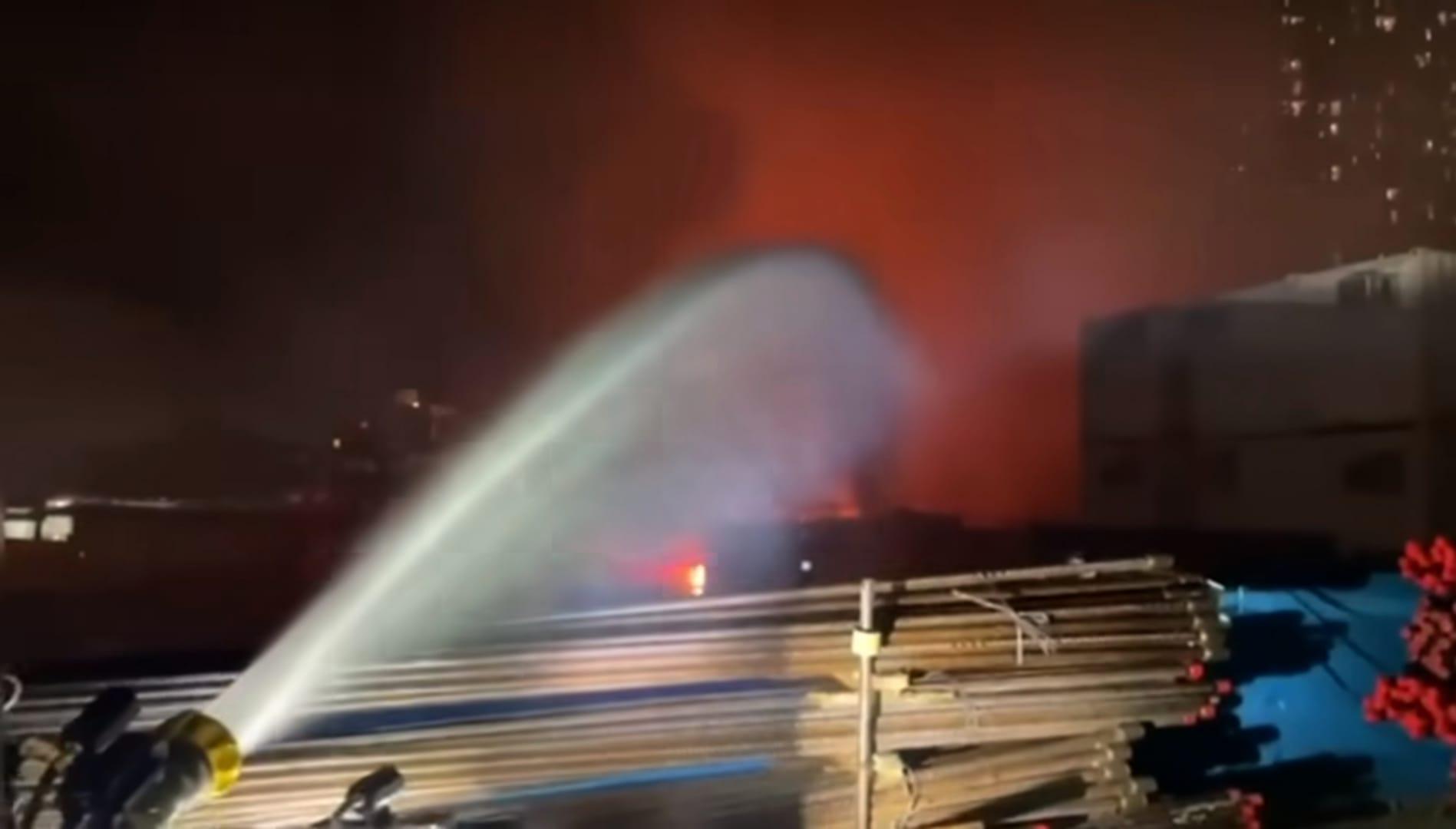 洪水橋地盤大火晚上升為四級。(消防處FB影片截圖)