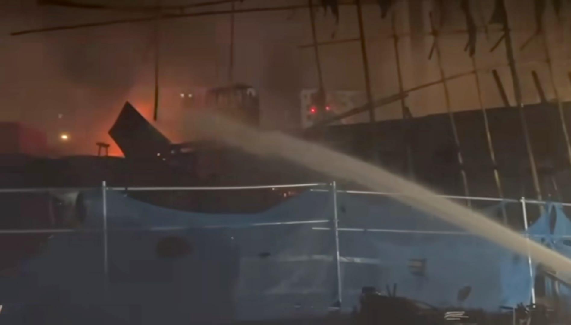 洪水橋地盤大火晚上升為四級。(消防處FB影片截圖)