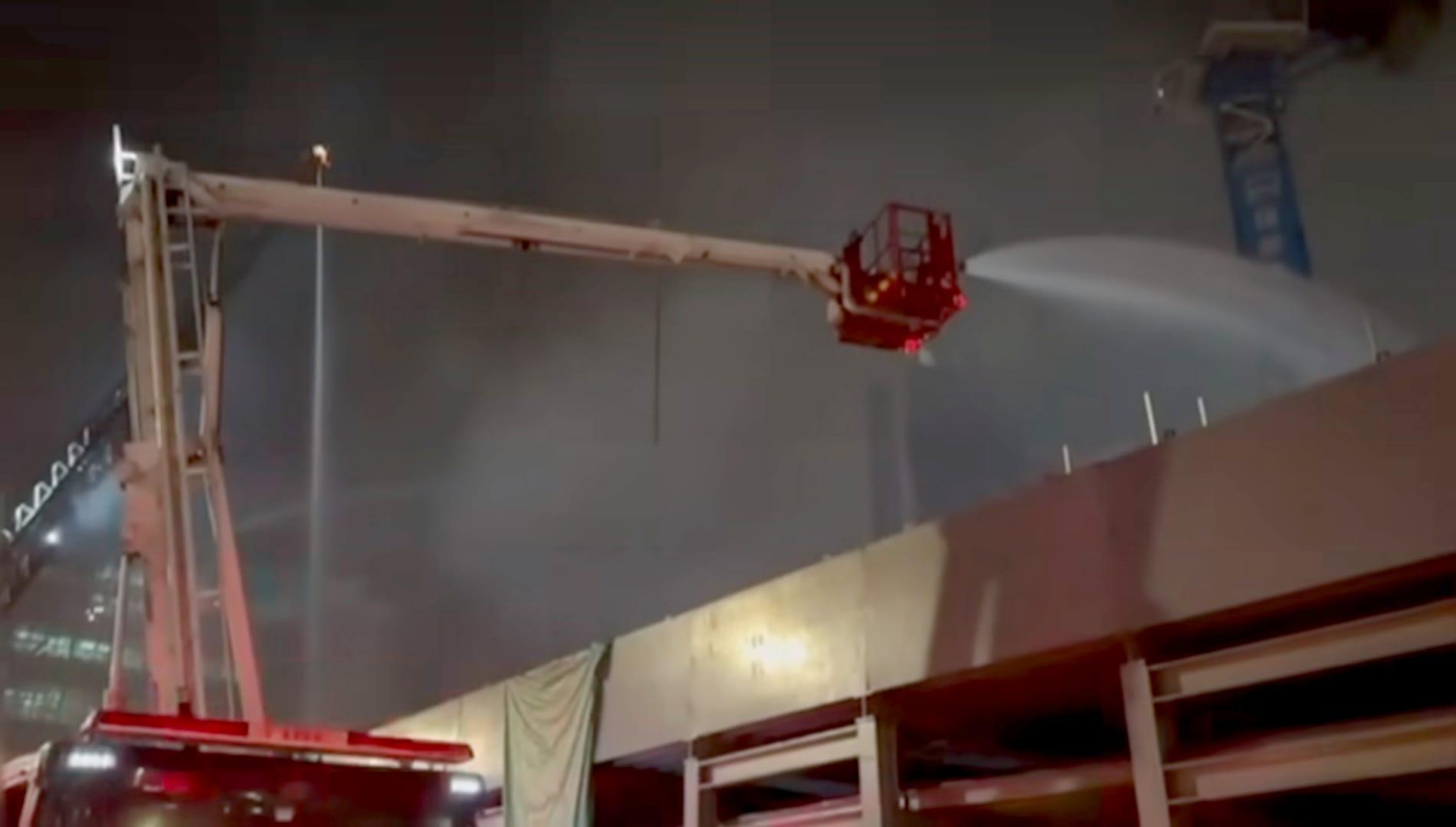 洪水橋地盤大火晚上升為四級。(消防處FB影片截圖)