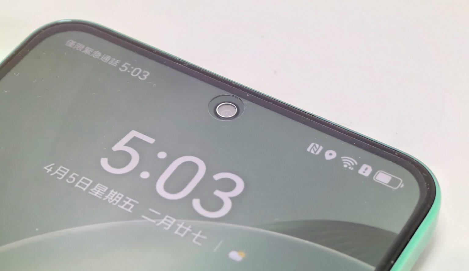 nova 12 SE評測|華為入門手機屏幕的上方的開孔內搭載了3200 萬像自拍鏡頭,配合人像美顏方案以及AI美顏演算法,提供差異化美顏效果。