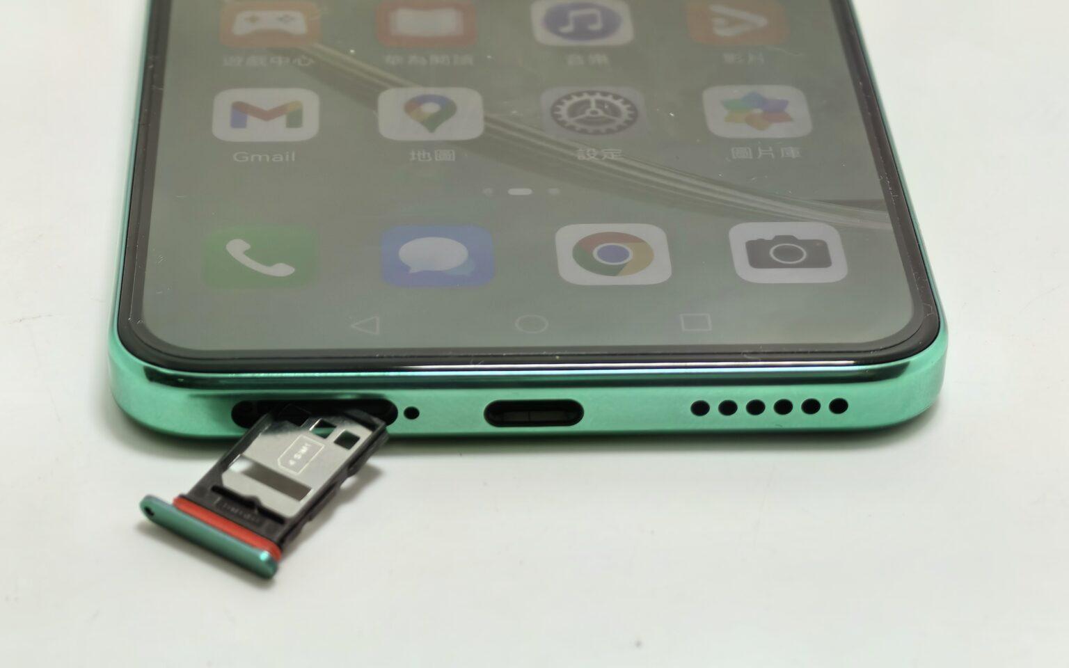 nova 12 SE評測|華為入門手機於機身底部設有 Type-C 充電接口、揚聲器及SIM卡卡槽。