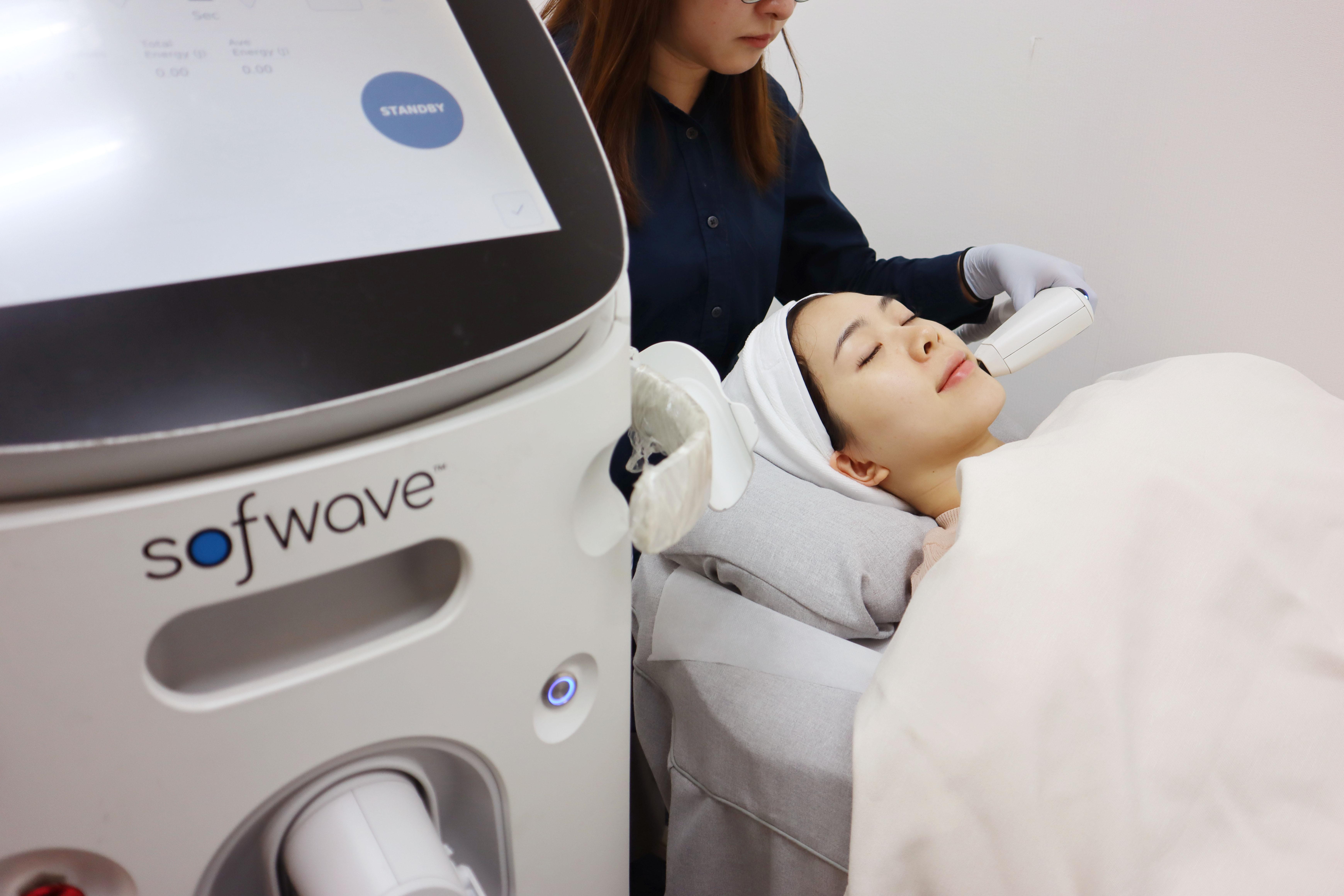 Krystal大方分享保養緊緻白滑牛奶肌的秘訣在於,一年做一次SofwaveTM療程。