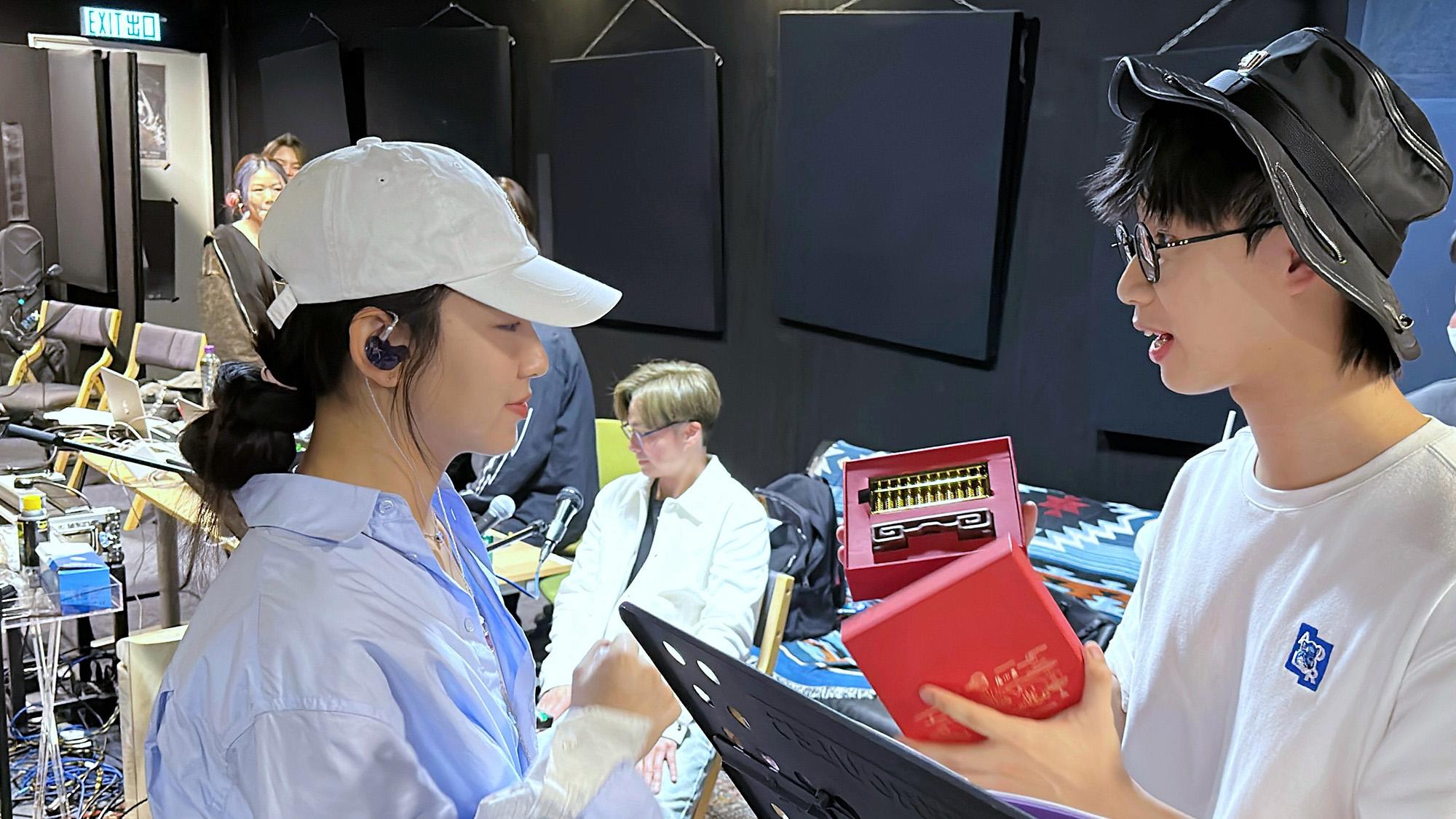 Felix送上金算盤,預祝炎明熹可以賺錢買到十層樓。