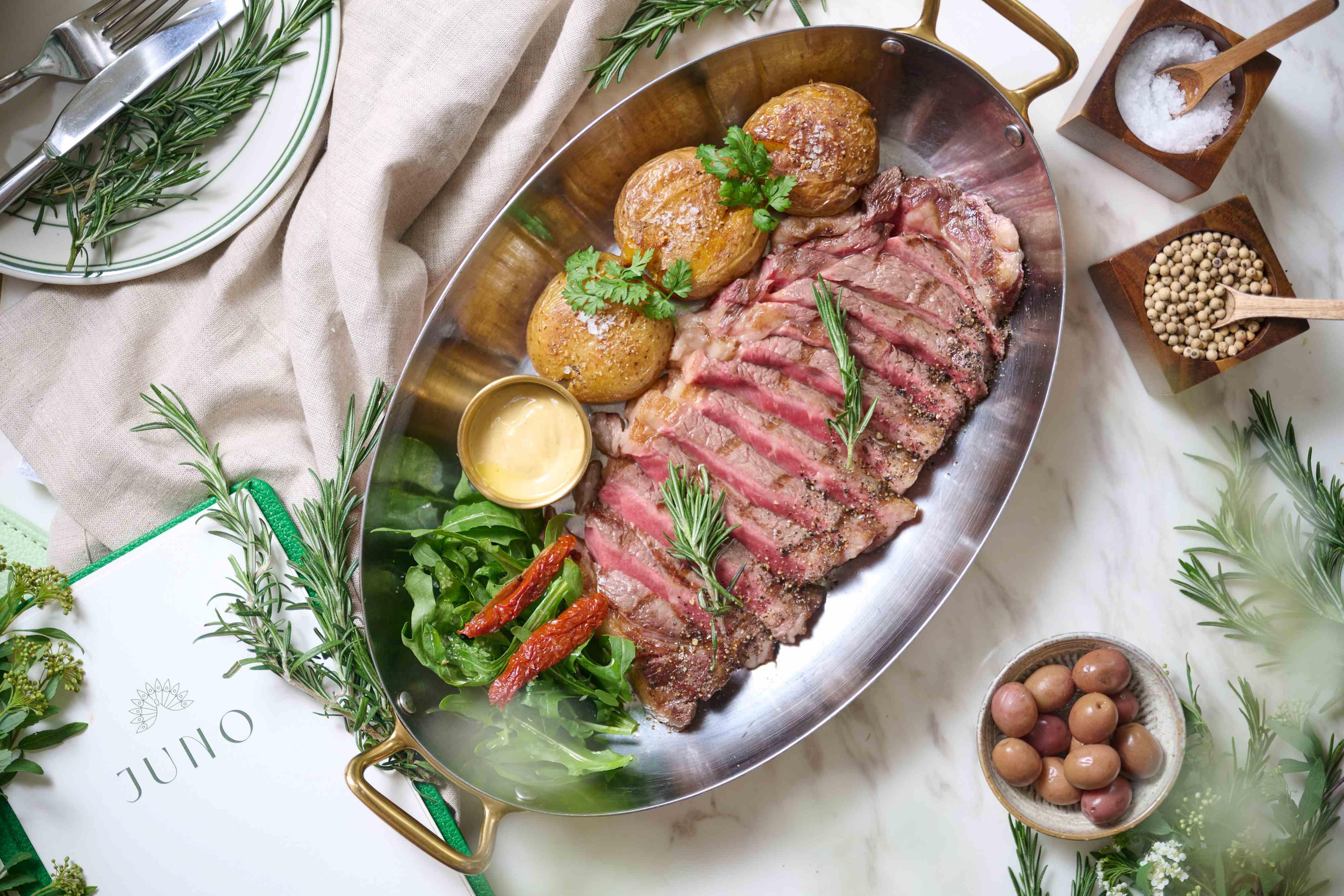 經炭燒處理的「美國特級肉眼牛排」(另加每位港幣120元)