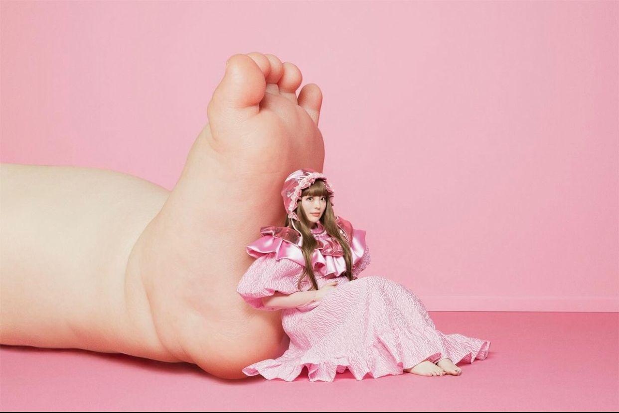 KPP坐在巨B的腳板前輕撫腹部,畫面可愛。