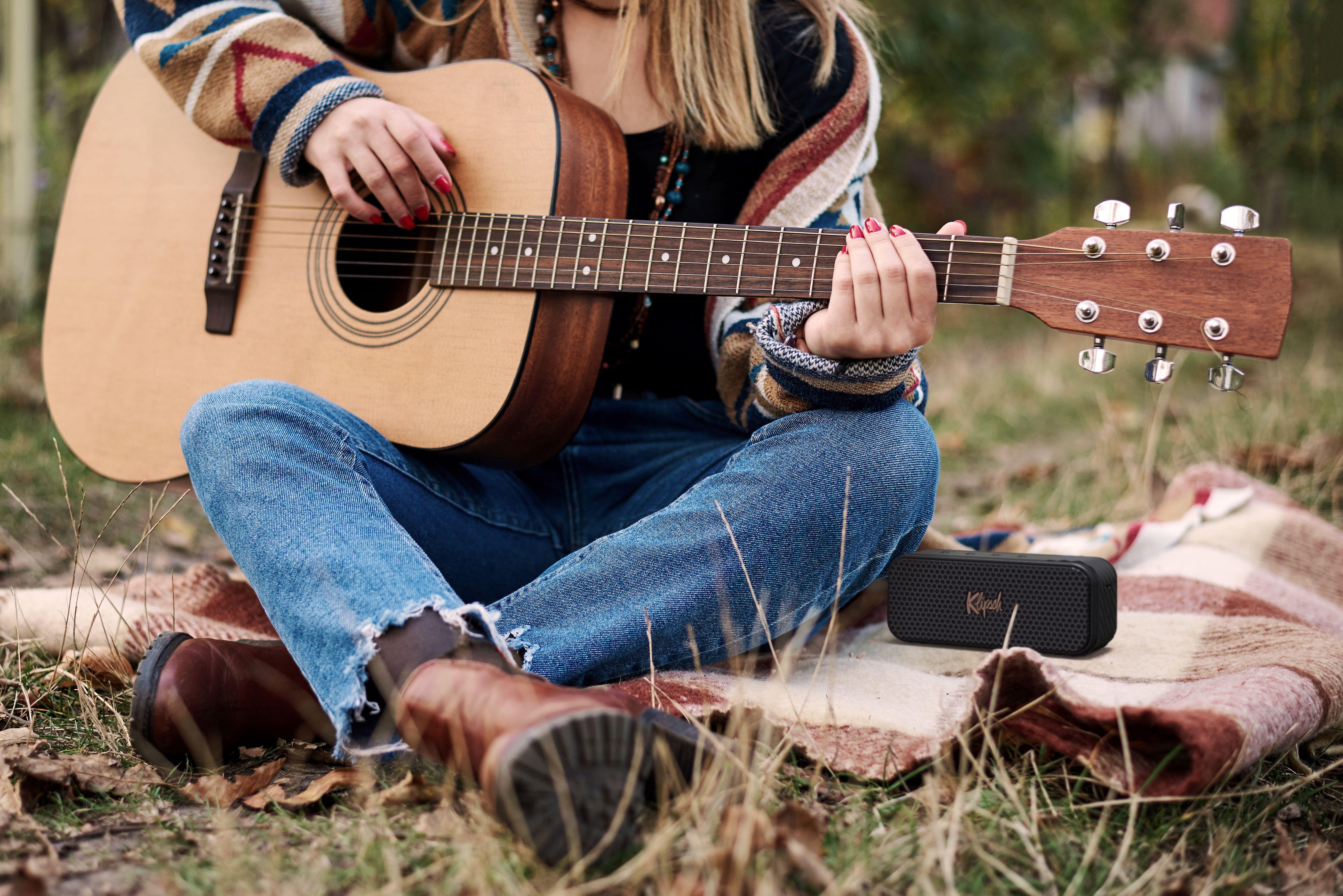 Klipsch Nashville呈長條型,但有雙2.25吋全頻揚聲單元連雙被動輻射器,能播放360空間音效。