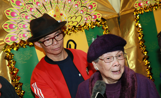 梅媽與梅啟明因財失義。