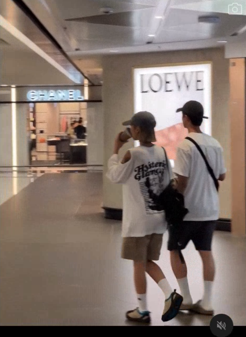 Marf與Locker在機場禁區出現。