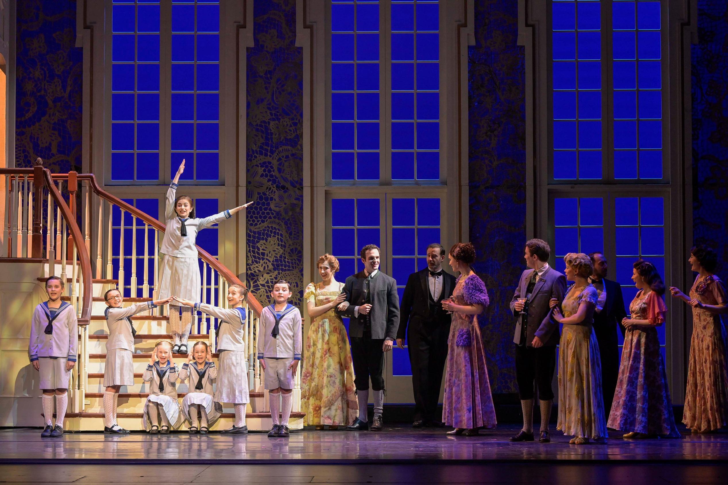 劇團於預演音樂劇片段,重現Do-Re-Mi的經典場景。