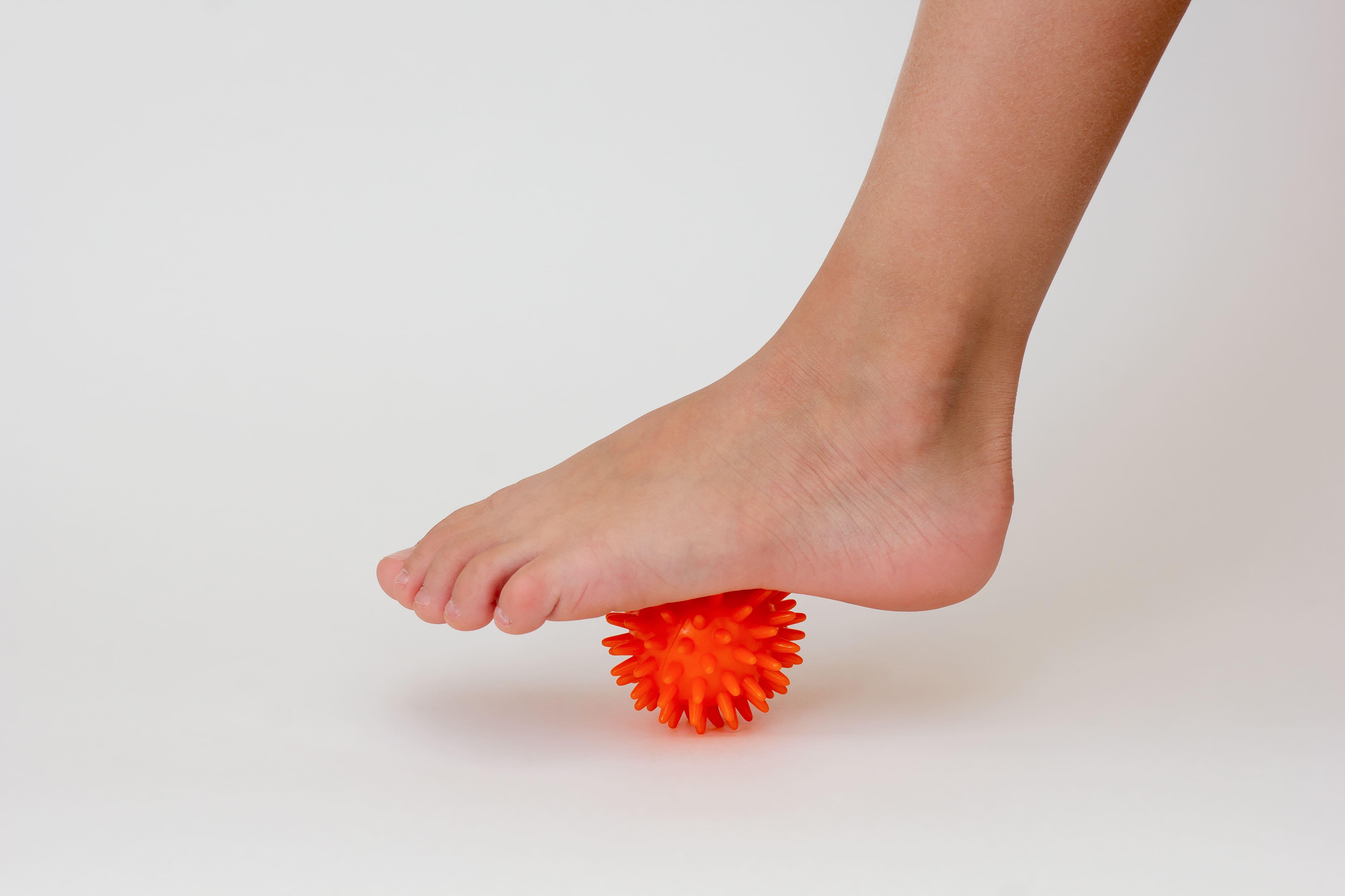 腳底和小腿的伸展動作可於休息時間進行,即時舒緩腳腫、過分發力的肌肉,每日做亦可改善發力的習慣