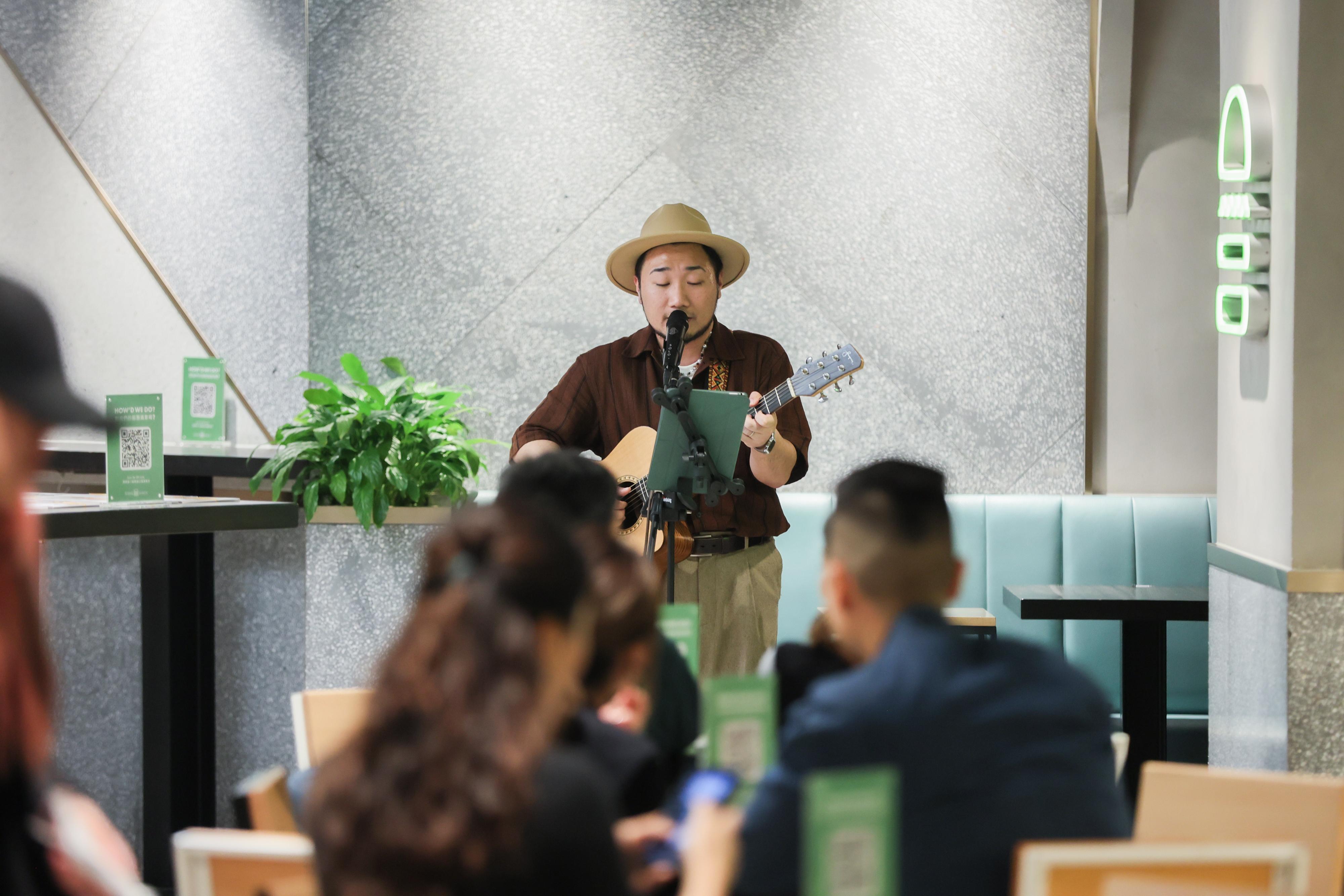 Monkey於Shake Shack餐廳演唱,吸收表演經驗。