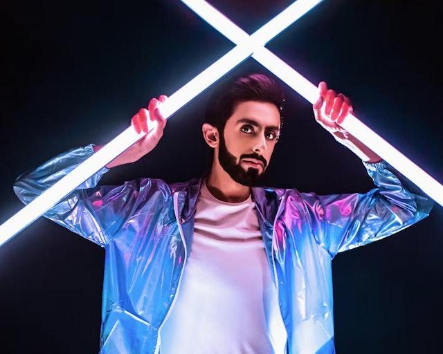 圖為歌手Alira在2021年專輯《Take Flight》的官方宣傳照。(網上圖片)