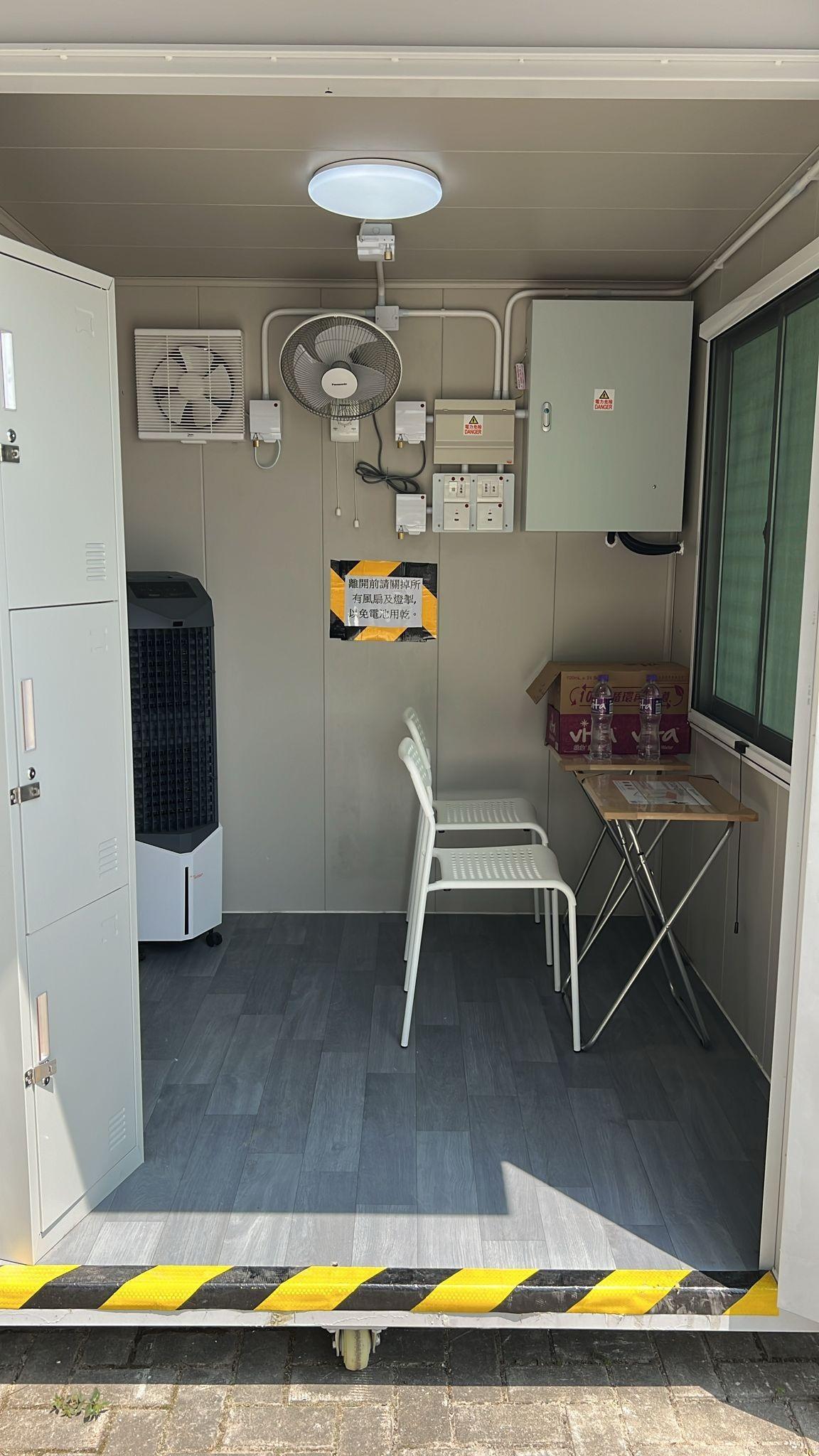 太陽能清涼休息站內部。(政府網站)