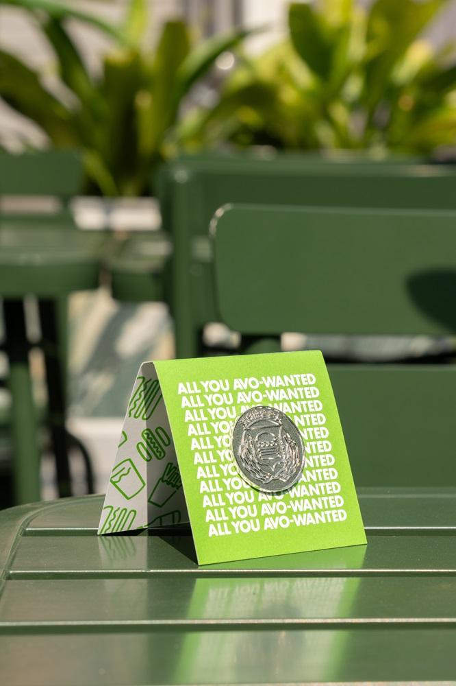 由即日起,於Shake Shack線上點餐平台購買牛油果煙肉系列加配任何小食及飲品,即可獲贈限量版襟章一枚!