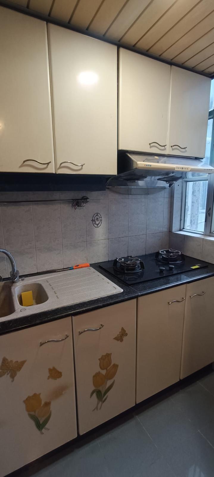 廚房配套帶有年代感,但空間闊大見使。(代理提供)