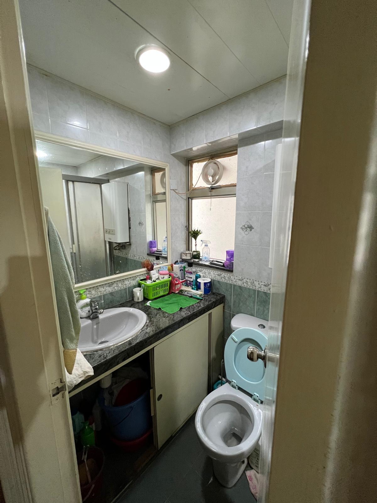 浴室屬明廁設計。(代理提供)