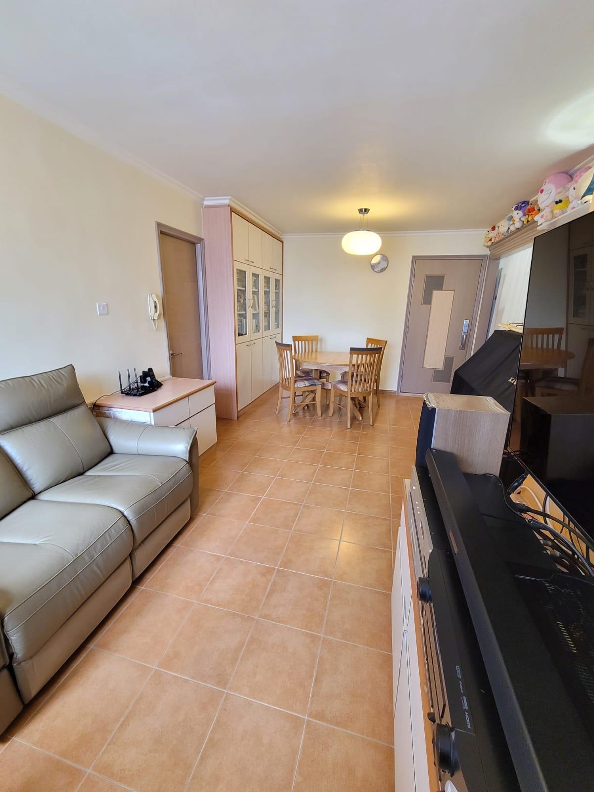 長方形大廳間隔實用見使,地板和牆身裝修皆新淨。(代理提供)