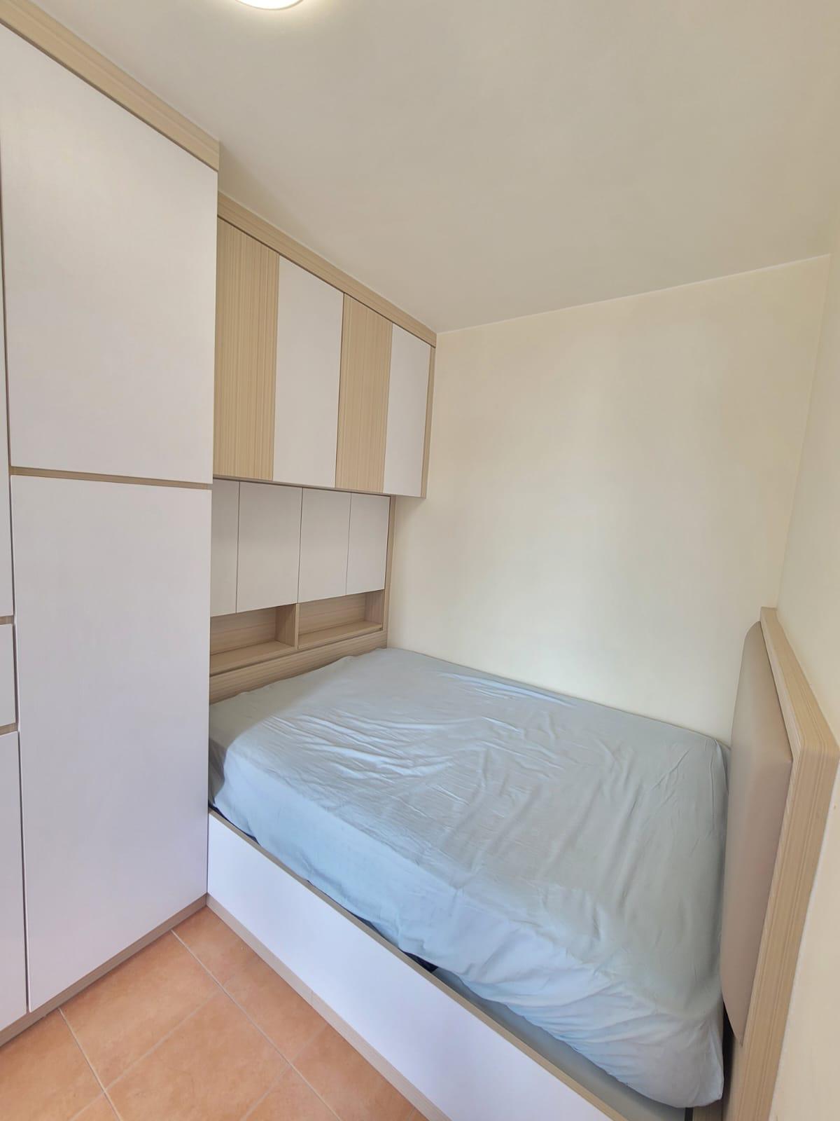 睡房設有不少梗櫃,收納空間充足。(代理提供)