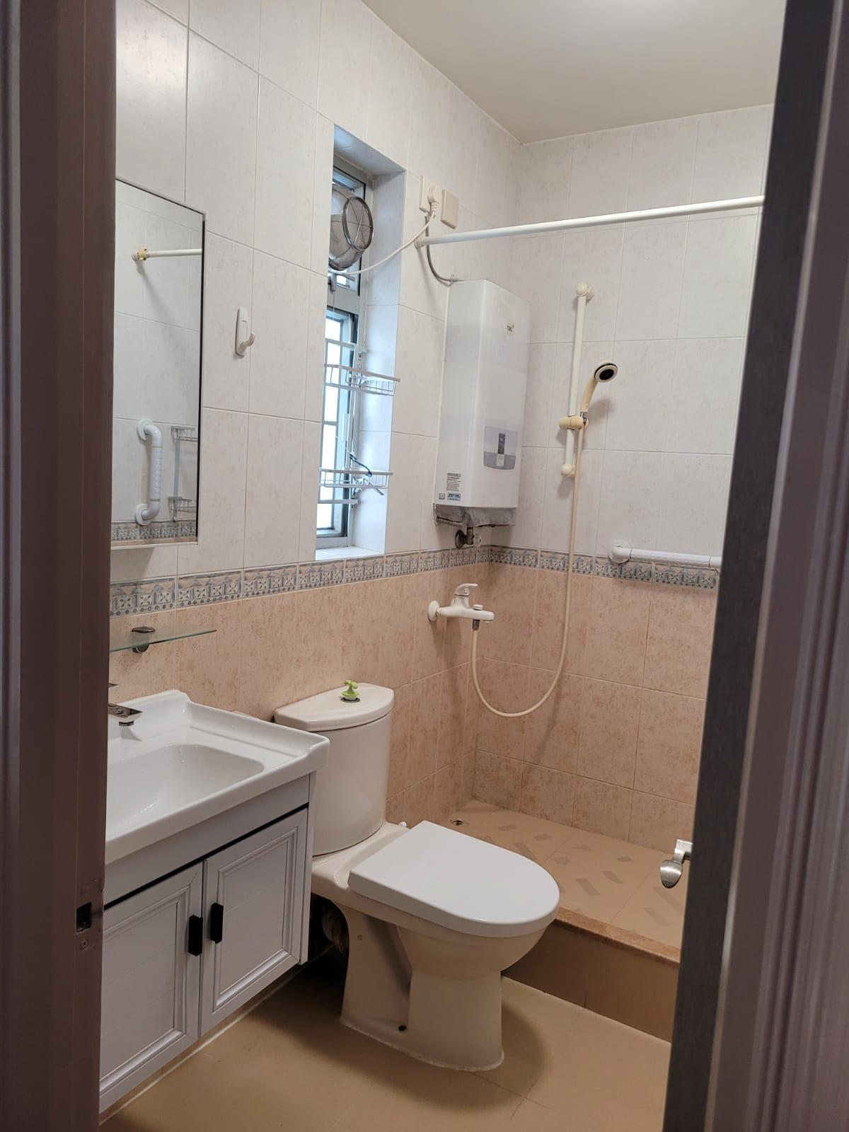 明廁浴室裝修保養得宜,頗為新淨。(代理提供)