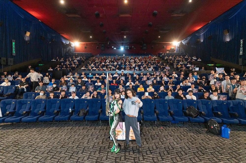 韓籍人氣啦啦隊女神李多慧來港,與網絡紅人達哥參與假尖沙咀嘉禾海運戲院舉行的「PlayStation®5遊戲《劍星》香港發售紀念見面會」,以答謝一眾香港粉絲。