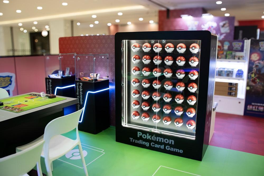 現場有正在熱賣的寶可夢集換式卡牌遊戲商品「奇樹禮盒」及「頂級收藏箱噴火龍」的實物展示。