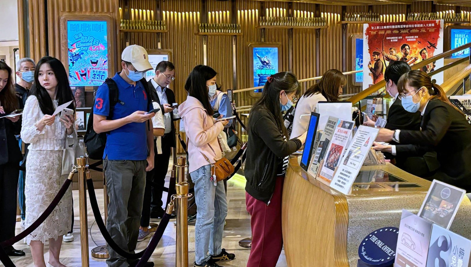 在金鐘一個商場的戲院外,上午有數十人排隊。(港台圖片)