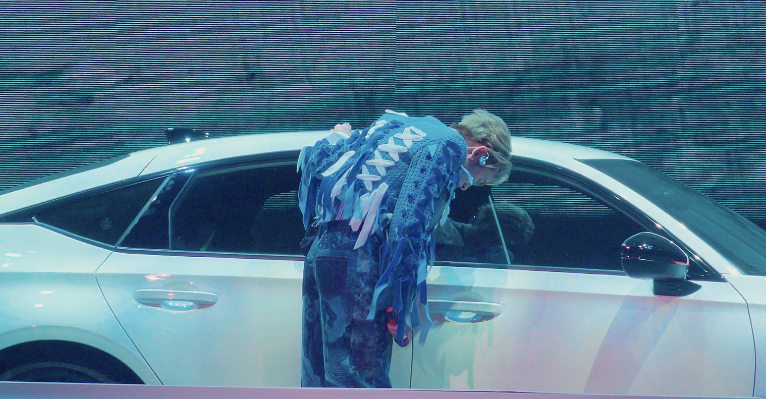 洪嘉豪與愛車同台唱《黑玻璃》時,因自責表現不如理想,低頭痛哭。