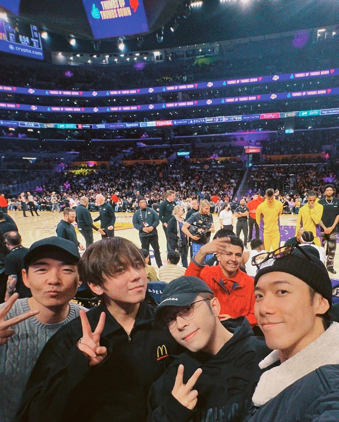 MIRROR三子姜濤、Edan和Stanley聯同經常合作的Terry徐浩齊齊入場睇NBA球賽。