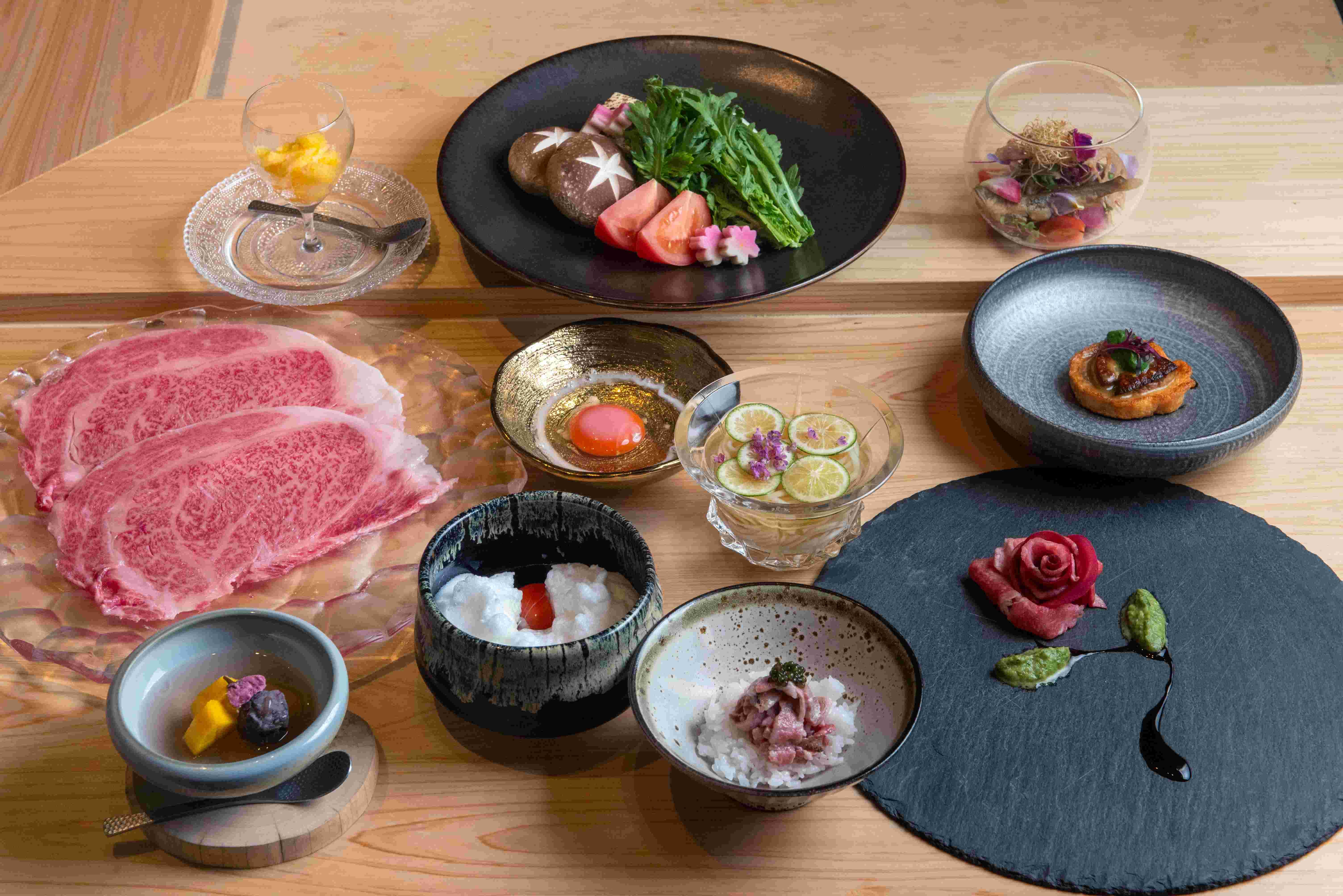 「壽喜燒.中川」備有三款午市及四款晚市壽喜燒菜單