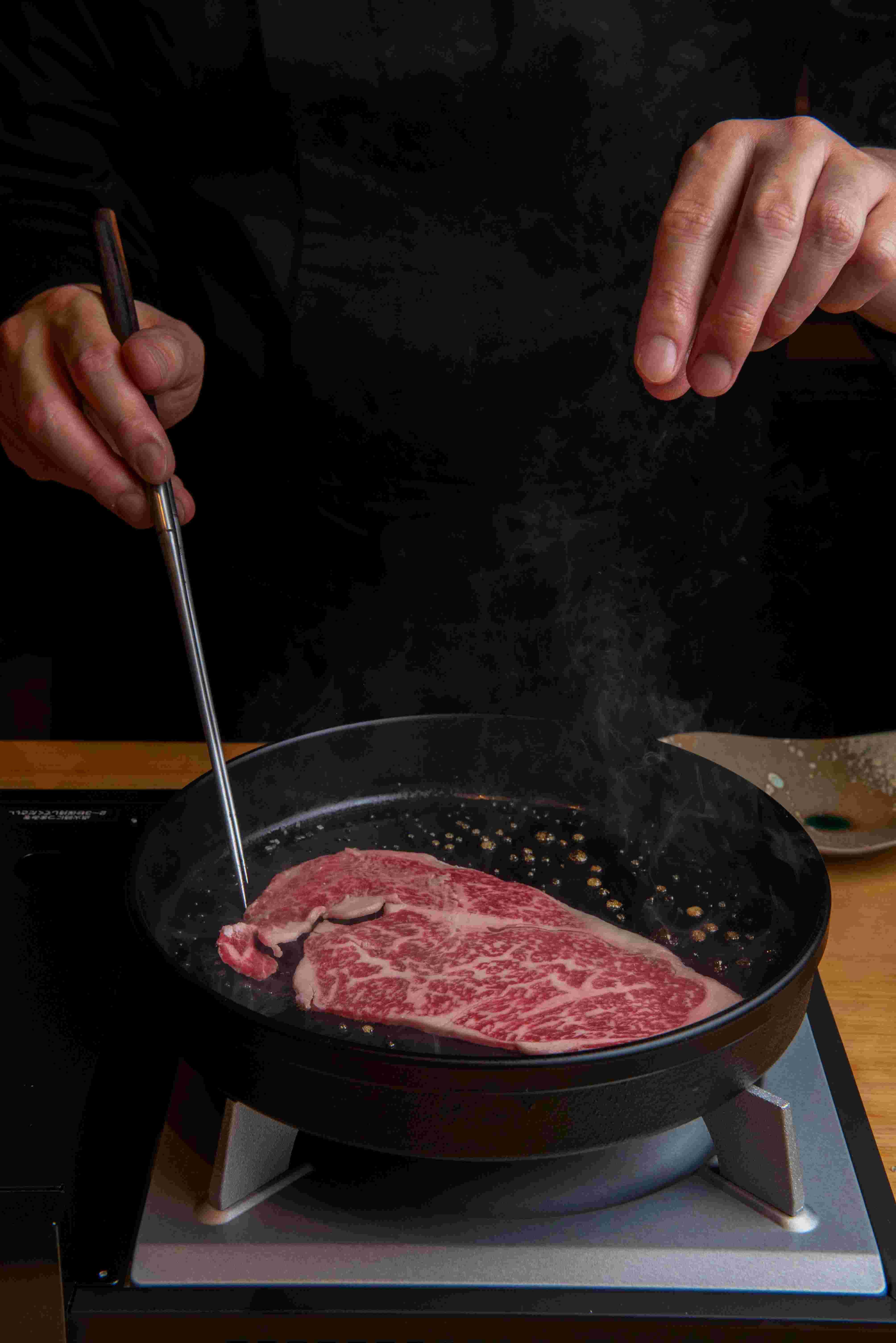 賓客可於「壽喜燒.中川」品味正宗關西風壽喜燒——由料理長即席代燒,先在熱鍋抹上和牛脂肪及福岡縣的白水晶糖,將和牛煎香後,再注以靈魂醬汁,讓肉品輕帶甜美焦香,風味極致誘人